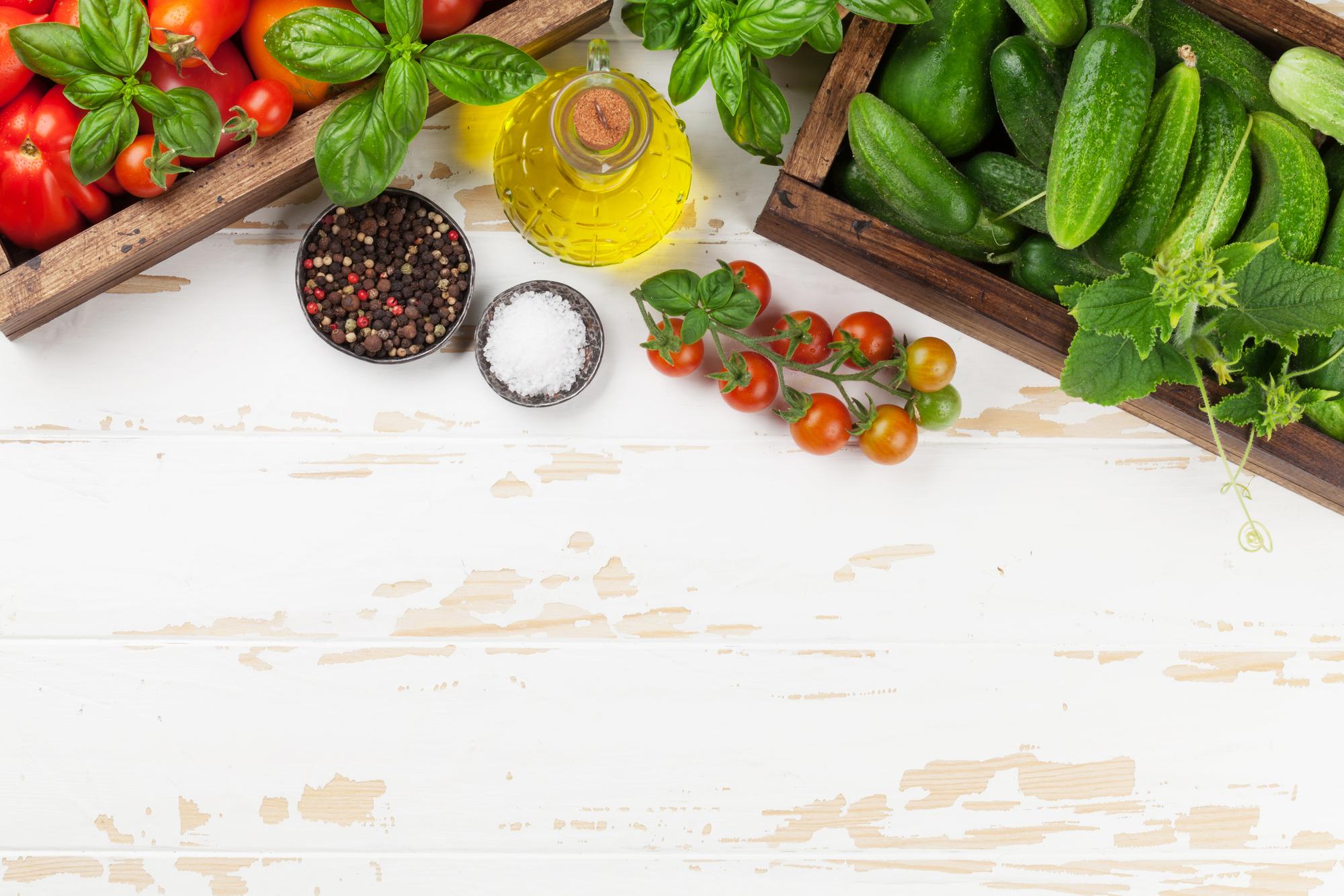 Banco da lavoro e ingredienti freschi