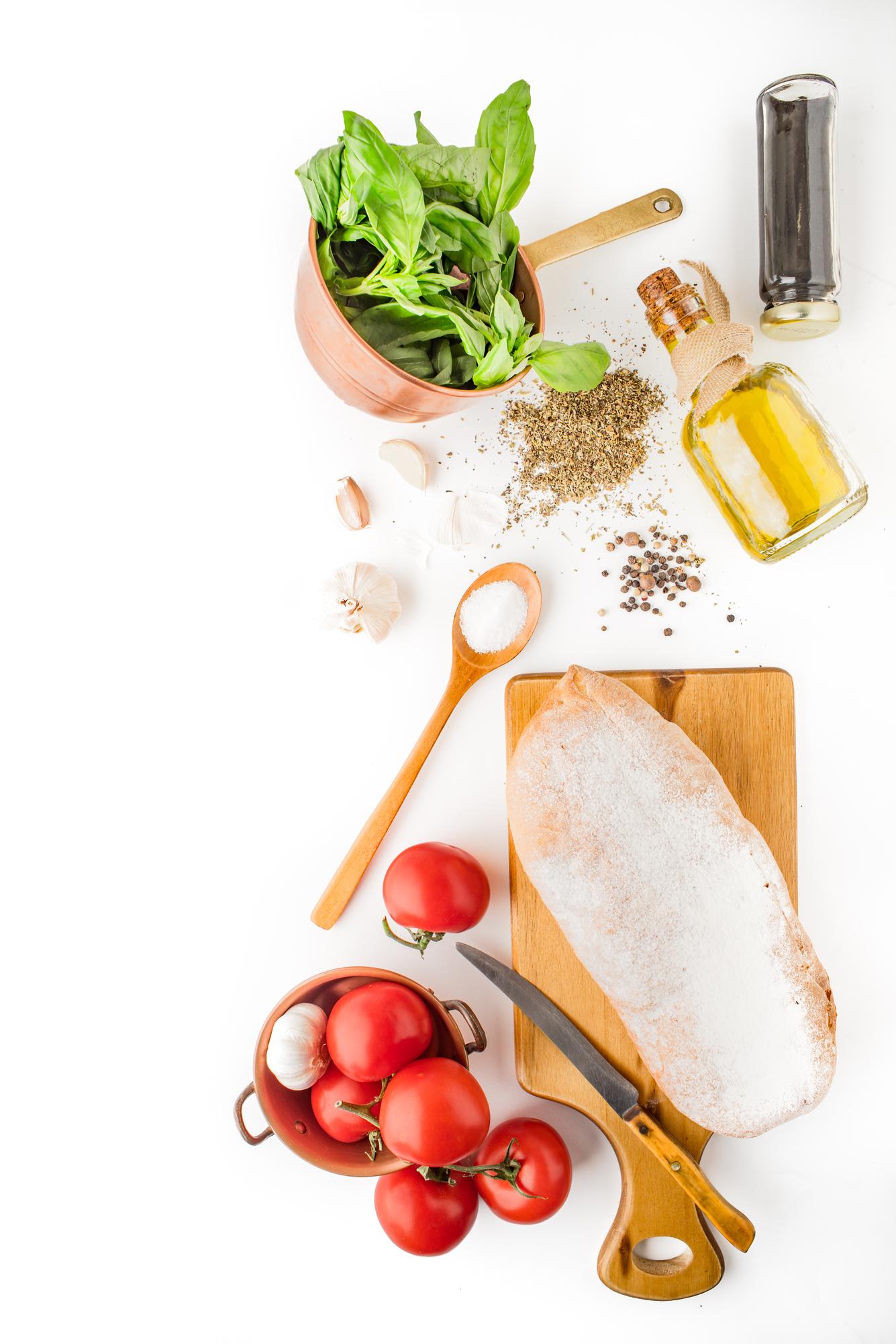 Set di utensili e ingredienti disposti